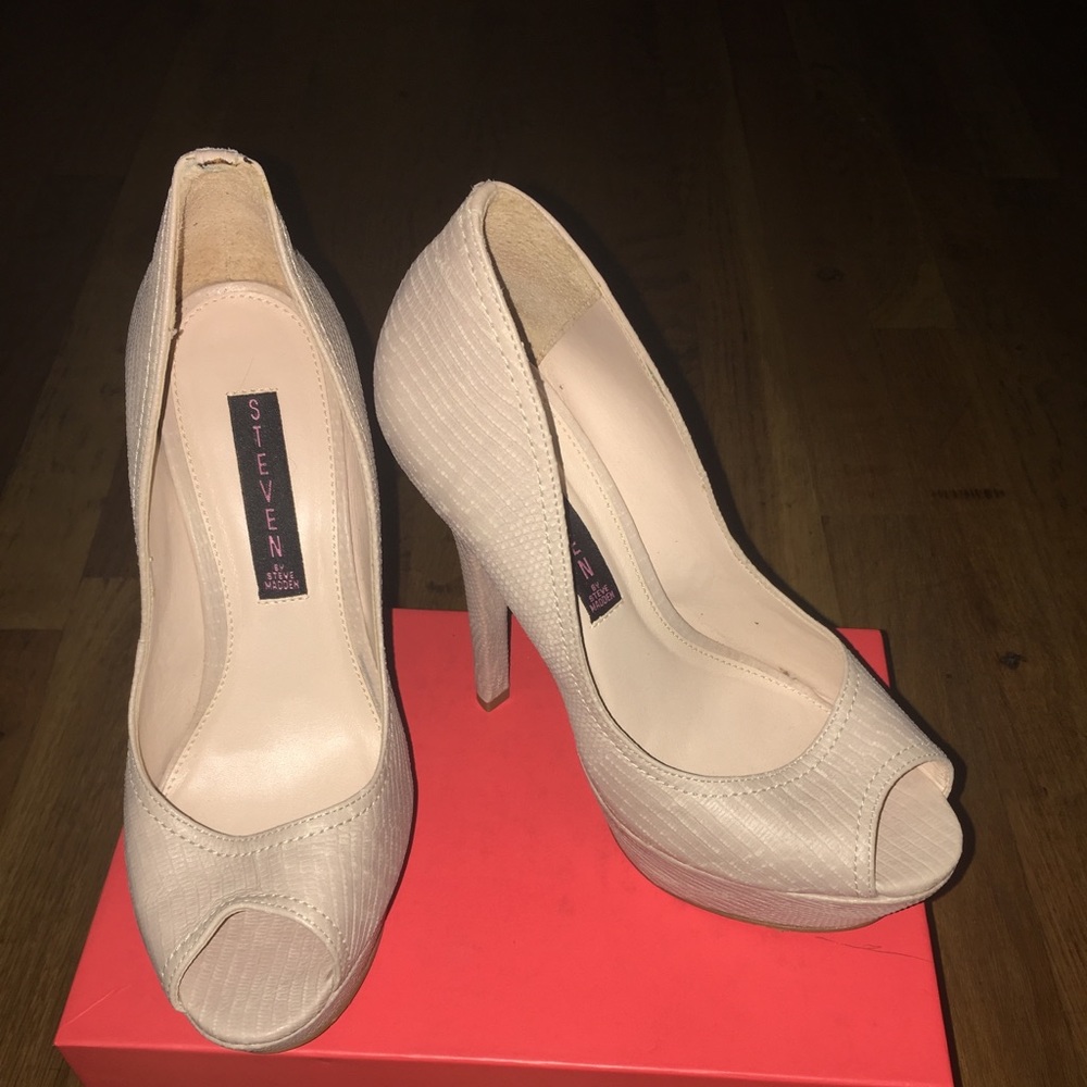 STEVEN Steve Madden Altitude 8.5 Beige Pumps